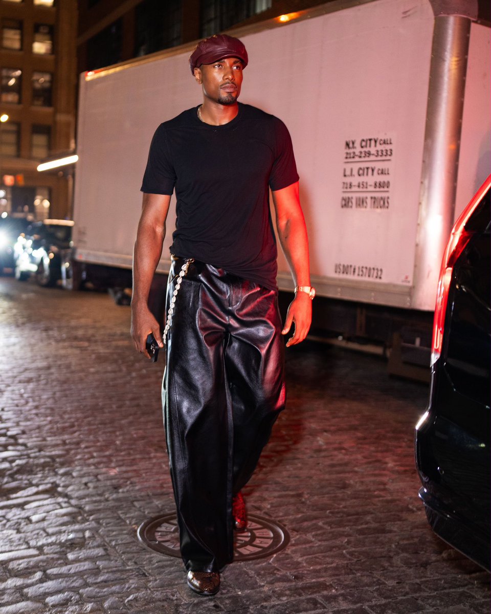 sergeibaka's tweet photo. 🗽✌🏾 https://t.co/EyDerlvSj5