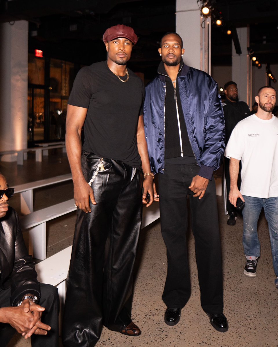 sergeibaka's tweet photo. 🗽✌🏾 https://t.co/EyDerlvSj5
