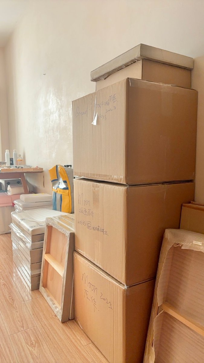 MHusain78699's tweet photo. Tired of clutter Got a pile of old stuff Try sorting them into 3 boxes: keep, donate, trash. It’s easier than you think! #DeclutterTip https://t.co/N2QcWKes3M