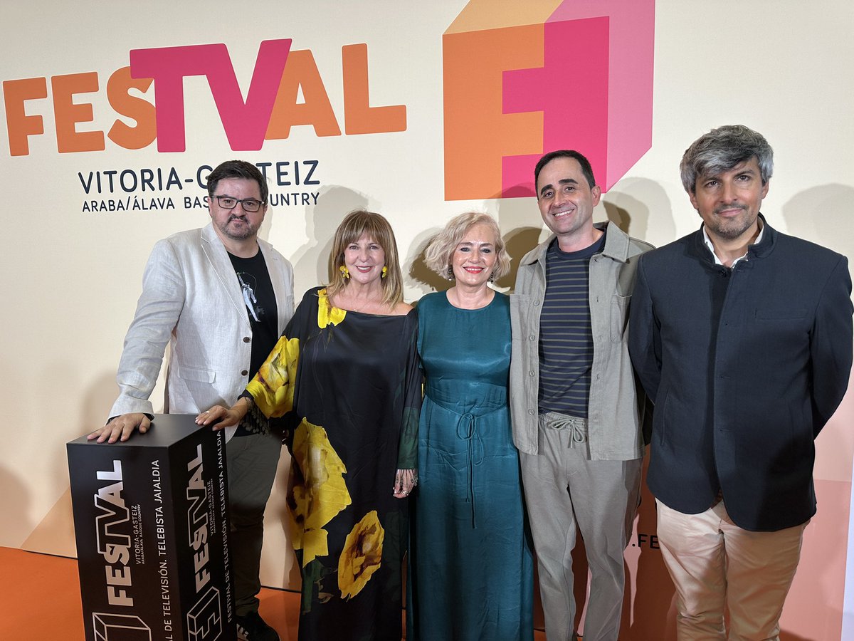 euskaltelebista's tweet photo. 📸🧡 #ARGAZKIAK: #FesTVal #Gasteiz-ko Telebista Jaialdiak Itxiera Gala ospatu du larunbat honetan, irailak 12, Arabako hiriburuko Europa Jauregian
🤩 Aurten ere #EITB-ko ordezkaritza zabala izan da han, baita alfonbra laranjan ere
@FesTVal @EITBofiziala #garena https://t.co/CnocElgCo8