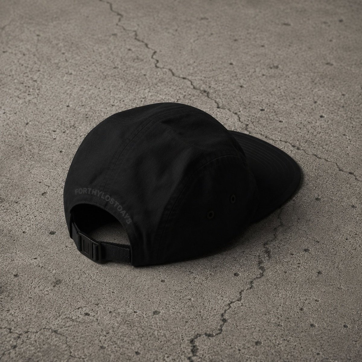 forthylostdays's tweet photo. 5—PANEL CAMP CAP.

*all black monochrome aesthetic
*signature tonal FTLD front &amp; back print.
*curved brim, panelled construction &amp; visible stitching.
*side ventilation eyelets.

NGN 27,999. https://t.co/2JnbpbpsVc