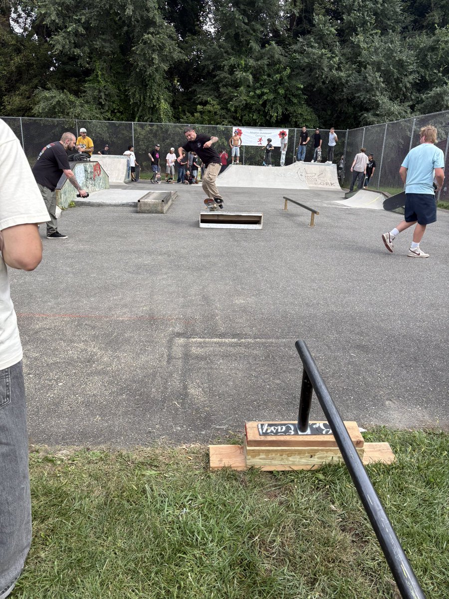 TownCouncilPete's tweet photo. Frumpfest is happening now at Young’s Field Skatepark area! 
Music, Adaptive Athletes performing, food, drink, vendors and more! 
Thank you to Tom, Mia, Bob, the Board and all the volunteers for keeping Shawn’s dream alive 
Please stop down and check out these amazing athletes! #NewMilfordCT @nmgreenwave