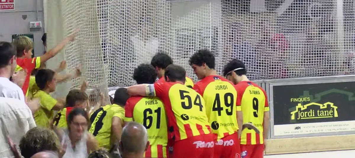 EK0_esportskm0's tweet photo. 🏑 Un gol decisiu de Petxi Jr, a la tanda de faltes directes porta el @cpmanlleu a la final de la Lliga Catalana Plarta, que jugarà contra el Palafrugell. El partit ha acabat amb empat a 2 i només Petxi ha pogut transformar un llançament, el que feia 15 de la tanda. https://t.co/nLQwPZsFNt