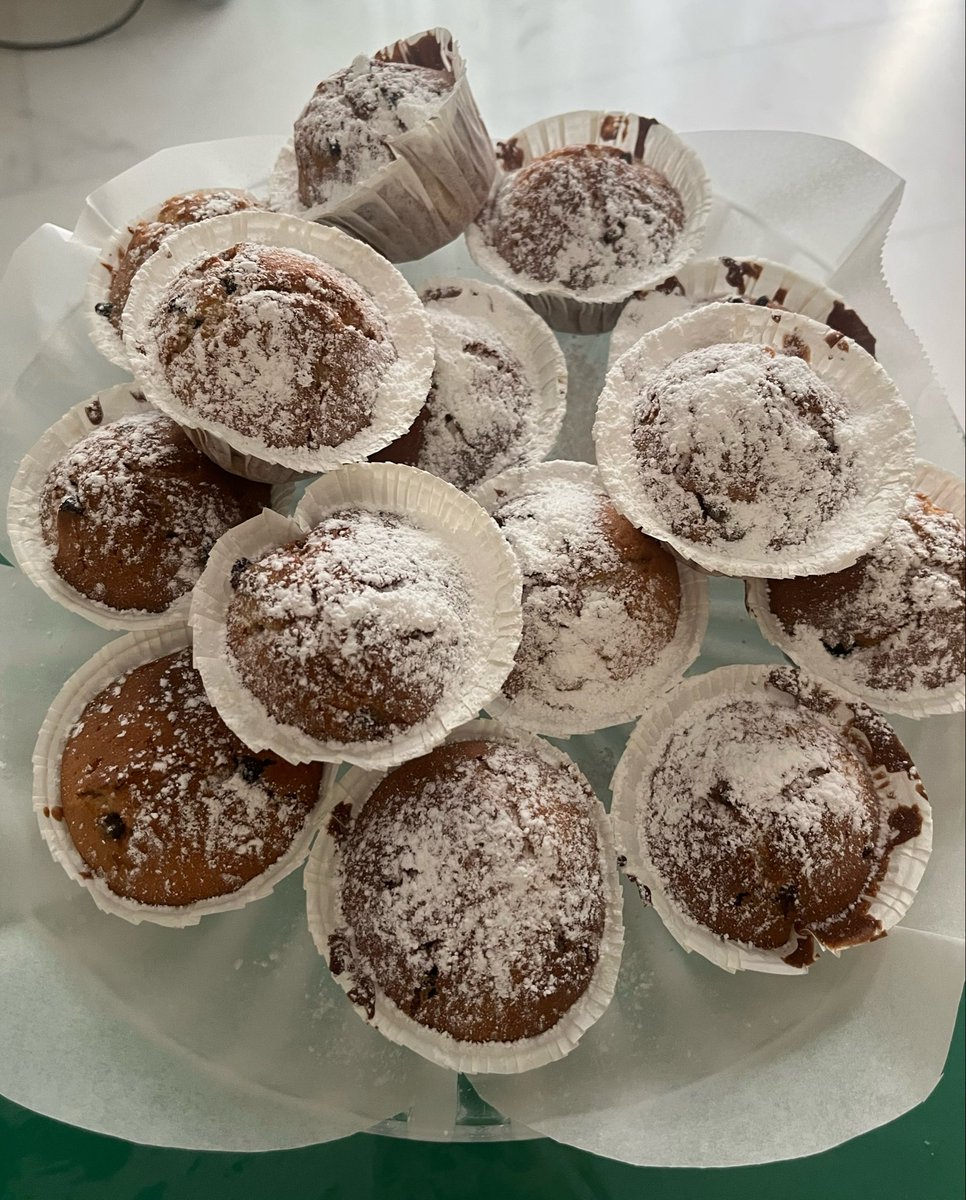 rosaeantique's tweet photo. how can you not love me 🧁🍪 https://t.co/Iij8C0P4X1
