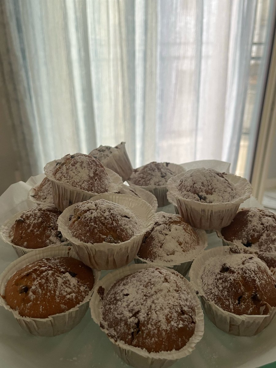 rosaeantique's tweet photo. how can you not love me 🧁🍪 https://t.co/Iij8C0P4X1