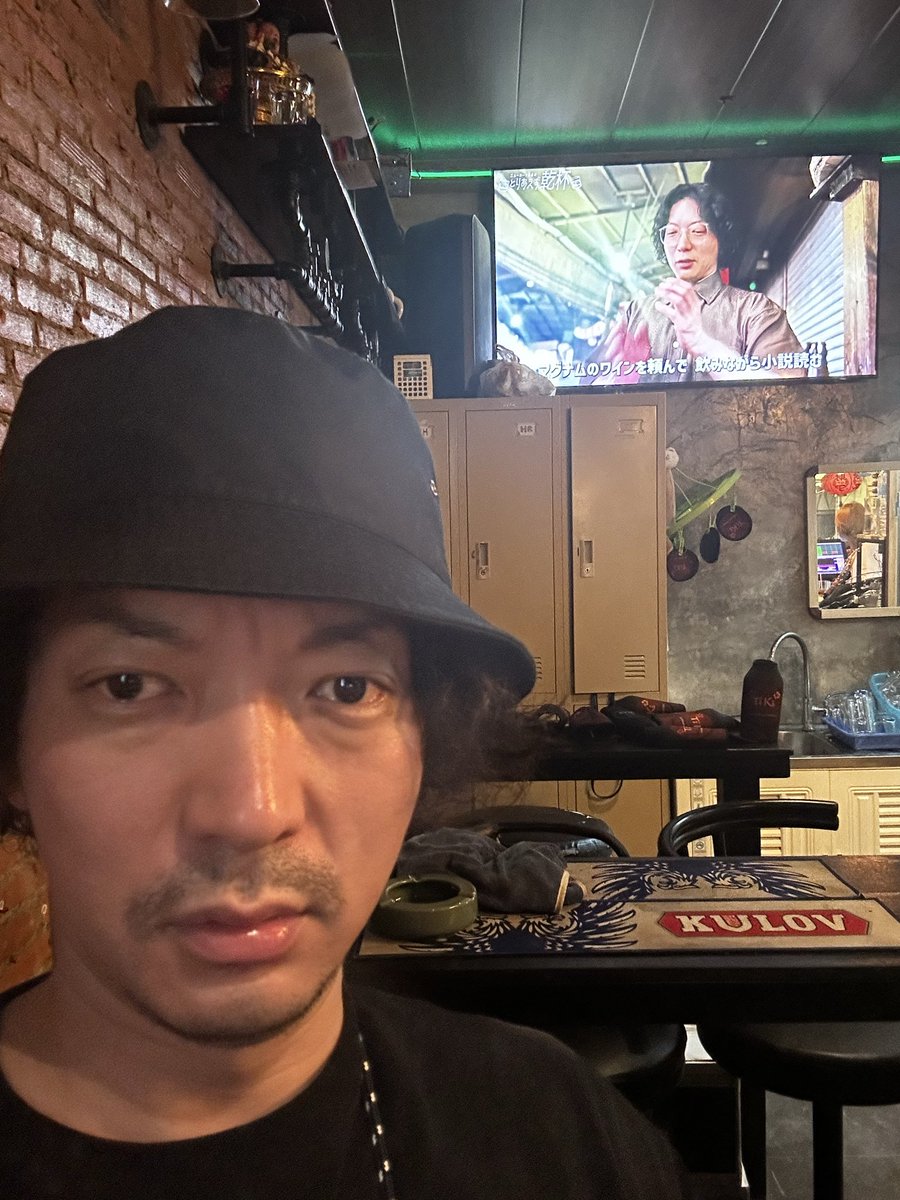 Shimasahead's tweet photo. パダヤのBARで個人YouTubeチャンネル宣伝した！ https://t.co/G23UmfPusP