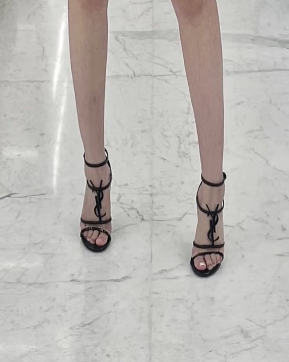 matefunhl's tweet photo. 上次射完后给这双骚鞋吸收了几天 没想到全都被它吸进皮革里去 鞋底的皮革味 脚汗味混着一股骚臭味 这次必须让这鞋的皮革完全吸收精华 驱散所有的皮革味 充分吸收精臭味 彻底变成只配陪伴肉棒发泄的飞机杯鞋 #射鞋 #打胶 https://t.co/MSGRyJX1wy