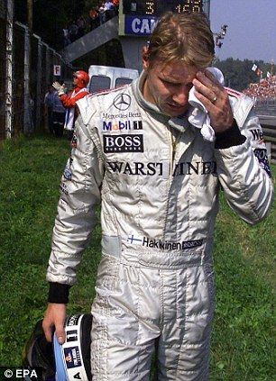 Formula_Stats's tweet photo. Monza, 12 de septiembre de 1999

Mika Häkkinen lideraba cómodo el GP de Italia cuando, de la nada, se salió de pista en la 1° Chicana por un error propio
Bajó del auto, caminó hacia el bosque y se lo vio llorando
La presión en ese momento era terrible

#F1 https://t.co/UKswTmWGlE