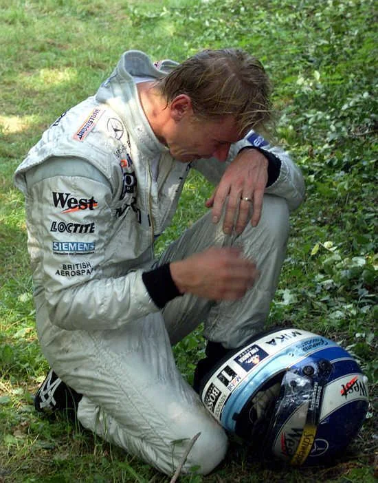 Formula_Stats's tweet photo. Monza, 12 de septiembre de 1999

Mika Häkkinen lideraba cómodo el GP de Italia cuando, de la nada, se salió de pista en la 1° Chicana por un error propio
Bajó del auto, caminó hacia el bosque y se lo vio llorando
La presión en ese momento era terrible

#F1 https://t.co/UKswTmWGlE