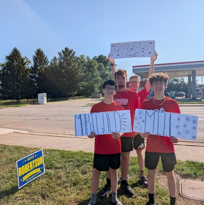 PCHSDragons's tweet photo. PCHS Cross Country volunteered at the Marigold Mile today and had a great time cheering on over 100 runners! #KeepOnGoing #COMMUNITY https://t.co/XZbrmiXx14