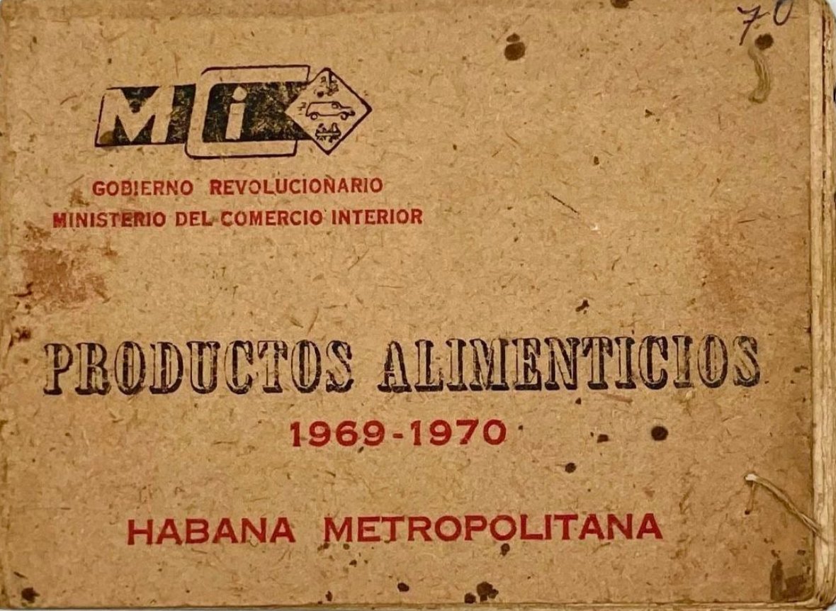 CubaOrtografia's tweet photo. Boda con cupón
#CápsulasFactuales

Casarse en Cuba llegó a significar que hasta el cake necesitaba permiso. El 12 de marzo de 1962, la Ley 1015 implantó formalmente el racionamiento y entregó a cada núcleo familiar una libreta para controlar cuánto se podía comprar. En La Habana, los ocho grupos de alimentos sometidos inicialmente a cuotas representaban alrededor del 70 % del consumo calórico per cápita registrado en 1958. Al año siguiente, el control salió de la bodega y entró también en las celebraciones familiares. Durante el verano de 1963, apareció una libreta de cupones para ropa, calzado, enseres domésticos, juguetes, canastillas y los llamados módulos matrimoniales. El módulo destinado a nupcias y cumpleaños incluía productos como cerveza, refresco y cake. La boda había adquirido una peculiar burocracia socialista. Primero se formalizaba el matrimonio y después el aparato estatal decidía qué podía comprarse para celebrarlo. 

El mecanismo sobrevivió durante décadas y las cantidades cambiaron según la época y la disponibilidad. Un cubano que narró su matrimonio recuerda haber recibido documentos para comprar 10 cajas de cerveza de 24 botellas, seis botellas de ron y el cake en la dulcería habanera La Gran Vía, además de autorizaciones para alquilar un automóvil, adquirir hielo y reservar tres días de luna de miel. Otro testimonio, referido al verano de 1993 en pleno Período Especial, recuerda una asignación distinta de tres cajas de cerveza, 10 botellas de ron, cake, panes y otros artículos, mientras el matrimonio costaba 100 pesos. La diferencia entre ambos relatos es precisamente reveladora. No existía un derecho estable a escoger cantidades, establecimiento, tamaño o surtido. Las cuotas dependían de lo que el sistema tuviera disponible y de lo que la burocracia autorizara en ese momento. 

La práctica tampoco desapareció rápidamente. Todavía en agosto de 2016, se describía la existencia del servicio estatal de cakes para cumpleaños infantiles, fiestas de 15 y bodas. En los cumpleaños se presentaban la tarjeta del menor y la libreta de abastecimiento, se solicitaba una fecha disponible y se recibía un comprobante que indicaba incluso la panadería donde debía confeccionarse el cake. Más de medio siglo después de aquella Ley 1015, la escasez había convertido algo tan elemental como comprar un dulce para una celebración privada en un trámite administrativo. En una economía normal, una pareja elige el cake que puede pagar. Bajo el castrismo, durante años tuvo que agradecerse que hubiera uno asignado.
