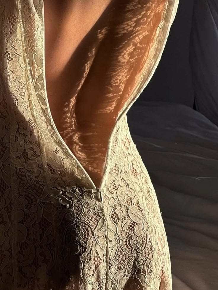 LetrasdeO's tweet photo. Por su espalda semidesnuda 
resbalaban, libidinosos, los deseos de quienes la miraban...

Olivia 

#12PalabrasalViento https://t.co/v927tnVTcz