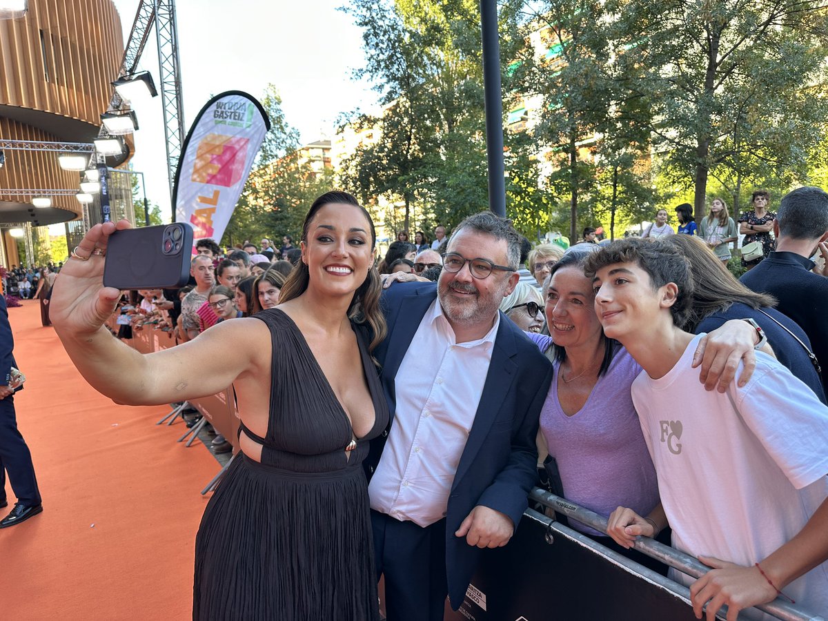 euskaltelebista's tweet photo. 📸🧡 #ARGAZKIAK: #FesTVal #Gasteiz-ko Telebista Jaialdiak Itxiera Gala ospatu du larunbat honetan, irailak 12, Arabako hiriburuko Europa Jauregian
🤩 Aurten ere #EITB-ko ordezkaritza zabala izan da han, baita alfonbra laranjan ere
@FesTVal @EITBofiziala #garena https://t.co/ca4SFrfruV
