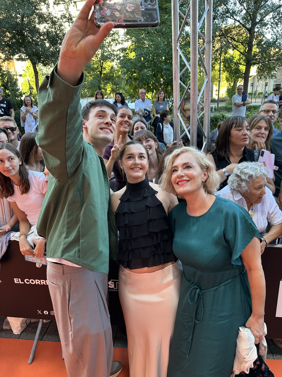 euskaltelebista's tweet photo. 📸🧡 #ARGAZKIAK: #FesTVal #Gasteiz-ko Telebista Jaialdiak Itxiera Gala ospatu du larunbat honetan, irailak 12, Arabako hiriburuko Europa Jauregian
🤩 Aurten ere #EITB-ko ordezkaritza zabala izan da han, baita alfonbra laranjan ere
@FesTVal @EITBofiziala #garena https://t.co/ca4SFrfruV