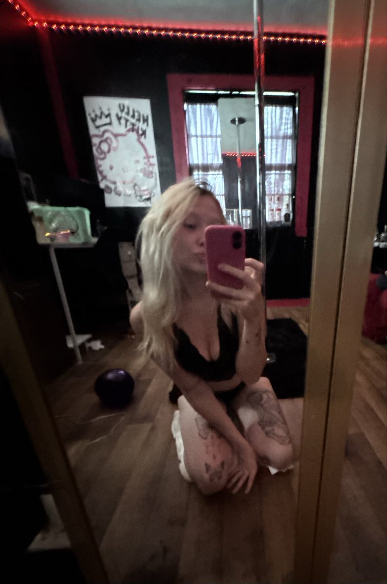 itsrainluxx's tweet photo. Dressed like your favorite bad decision. 🖤😫👀……. #cute #content #ass #BlondeHairDontCare #youngmilf #milf https://t.co/DIPZjJMAOY