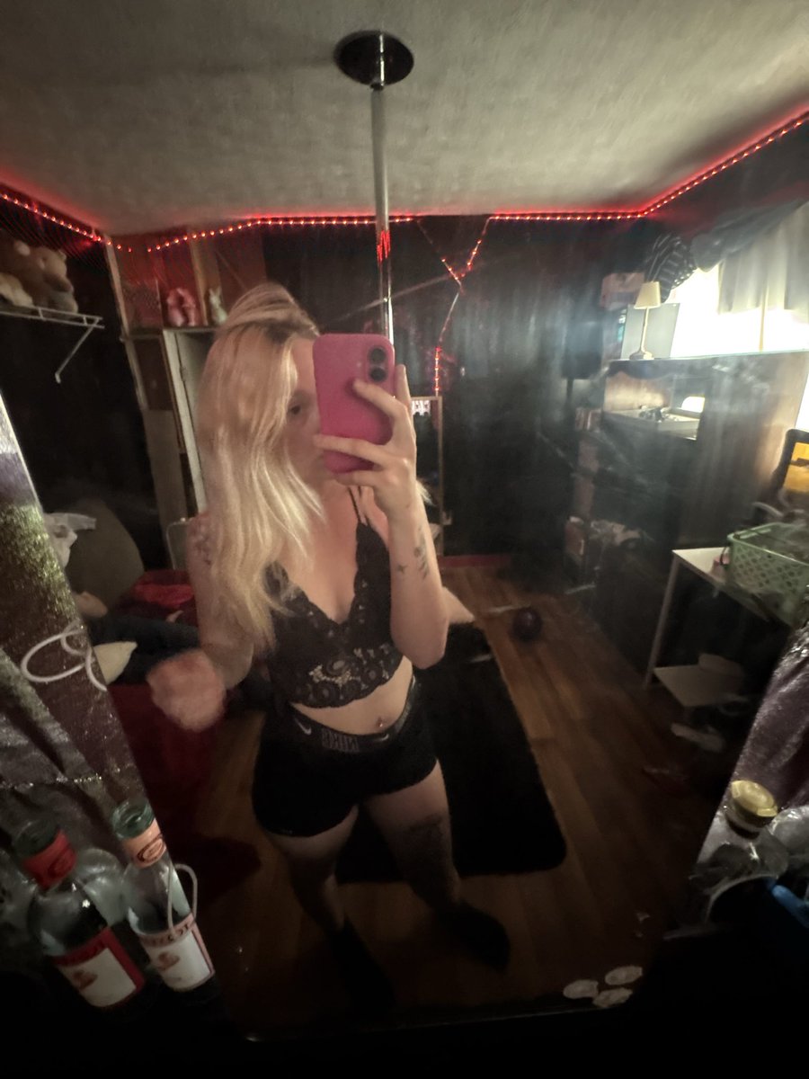 itsrainluxx's tweet photo. Dressed like your favorite bad decision. 🖤😫👀……. #cute #content #ass #BlondeHairDontCare #youngmilf #milf https://t.co/DIPZjJMAOY