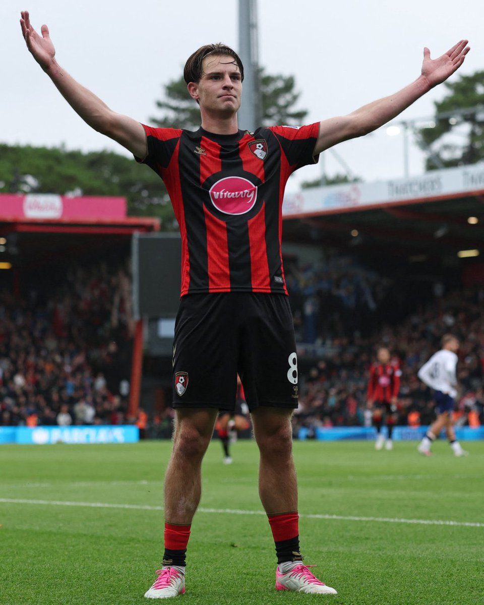 MozoFootball's tweet photo. Alex Scott has covered more distance (46.5km) than any other Chelsea player so far this season in the Premier League. In fact he has almost covered as much as Reece James and Romeo Lavia combined. 

Chelsea attackers Joao Pedro, Cole Palmer and Morgan Rogers have covered more distance than any of their team mates. 

Midfield needs to get involved to help the back line and goalkeeper. 

Chelsea need Caicedo back and Chelsea need to be in the market to improve that midfield.

#CFC