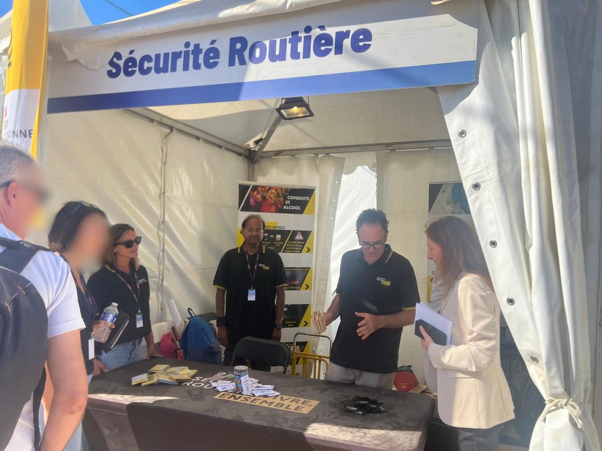 Image de Préfète de l'Essonne - #FDH2026  | 🤝 La préfète de l’Essonne échange avec les personnels présents sur le stand de l’ARS mo