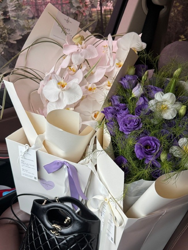 PerseiVentures's tweet photo. I really love these two bouquets of flowers that my friend gave me https://t.co/lhjPrOAmM6