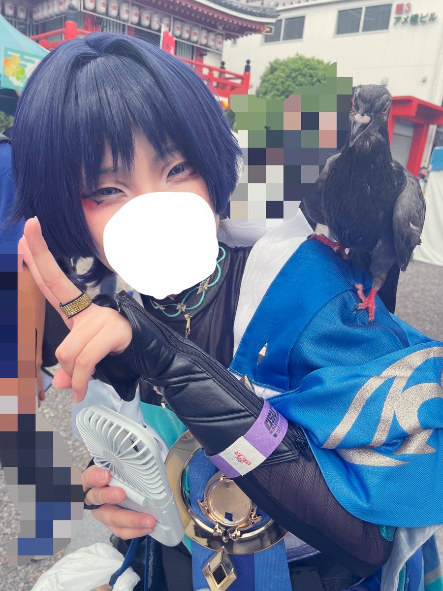 inu_964's tweet photo. 初のイベントでOSUコス行って鳩に乗られたΣ(ﾟдﾟ；)
今日に限ってメイク大失敗しちゃいました...しかもこの日は神の目も落として割れちゃって大ショック🥲でもコスプレイヤーさん見れて回復‼️幸せでした(*´ `*)
めちゃくちゃ無加工ですみません🙇‍♀️ https://t.co/Llpdw9hVot