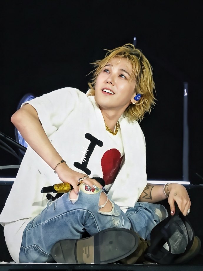 WhiteTamar1's tweet photo. Nothing can stop me, I'm all the way up 
#GDRAGON #bigbang metlife ✨ aura https://t.co/kkTDiMPA5o