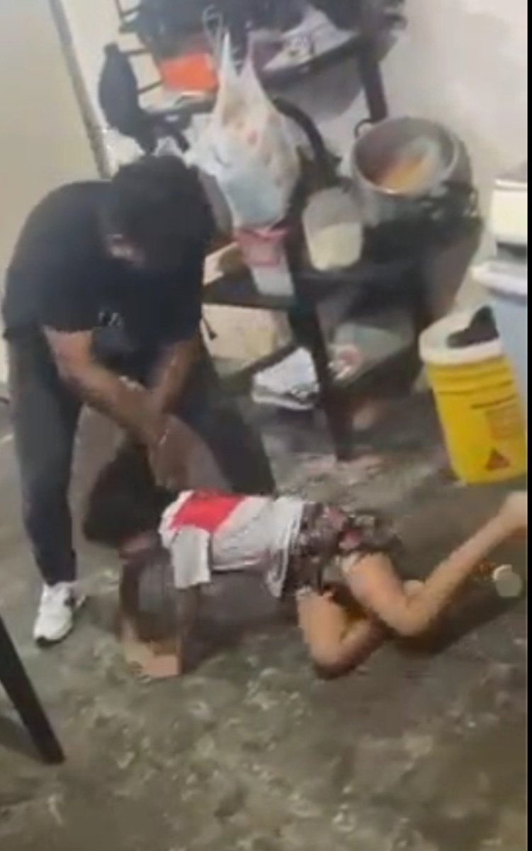 FLACOMENDOZA1's tweet photo. #ATENCIÓN 
La Policia detuvo al agresor de la menor y fue trasladado a una unidad judicial. 
El ataque con golpes e insultos hacia la pequeña de 6 años , ocurrió en la Coop Guayas y Quil en el Guasmo Sur de Guayaquil.
#URGENTE 
#Ecuador 
@fabriciovelav https://t.co/dXXJi5fOgg