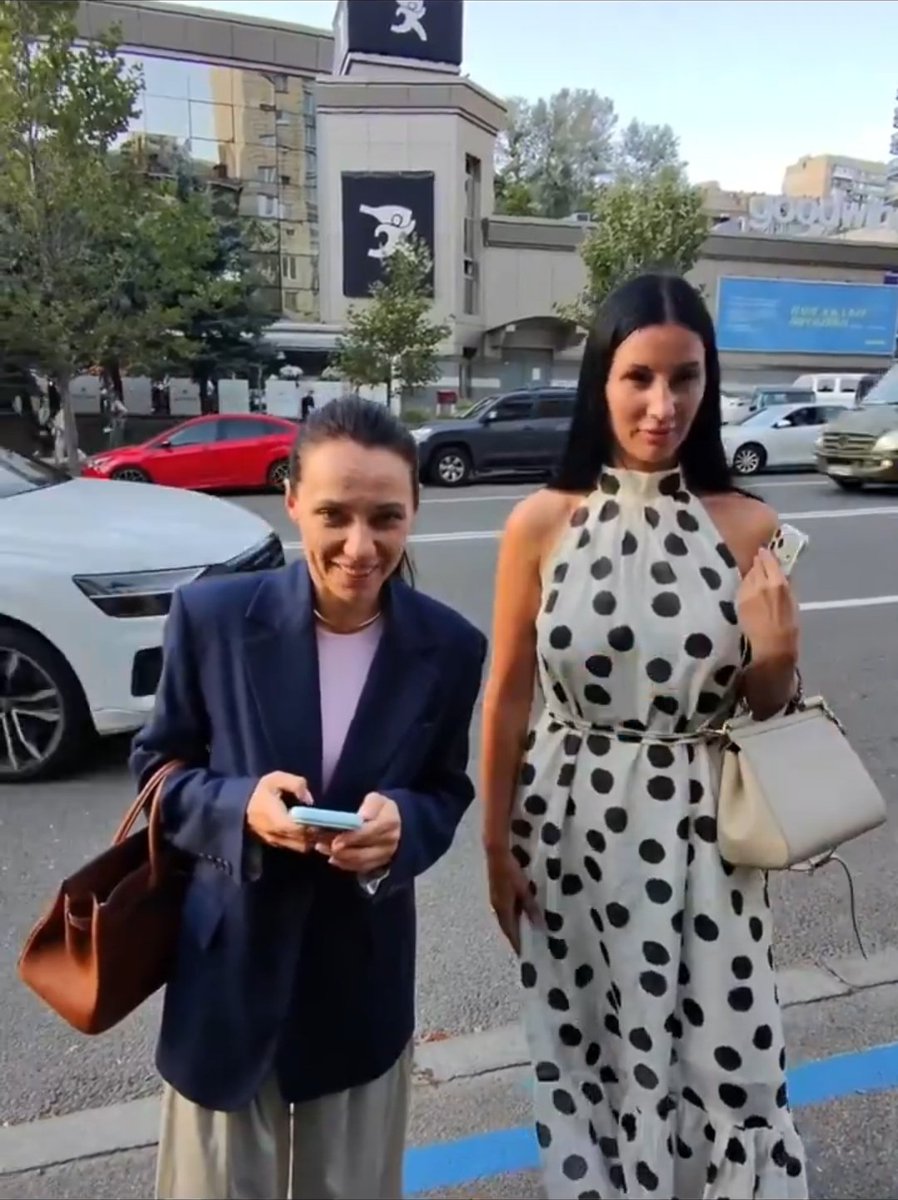 8Y9MGVplXrhhzaq's tweet photo. Хитровиєб@ні кури припаркувалися на місце для осіб з інвалідностю, при спробі пояснити що вони не праві, почали принижувати і вести себе зверхньо, по відношенню до інваліда. Кури повинні бути відомими(с.) https://t.co/f7qRu3pvMX