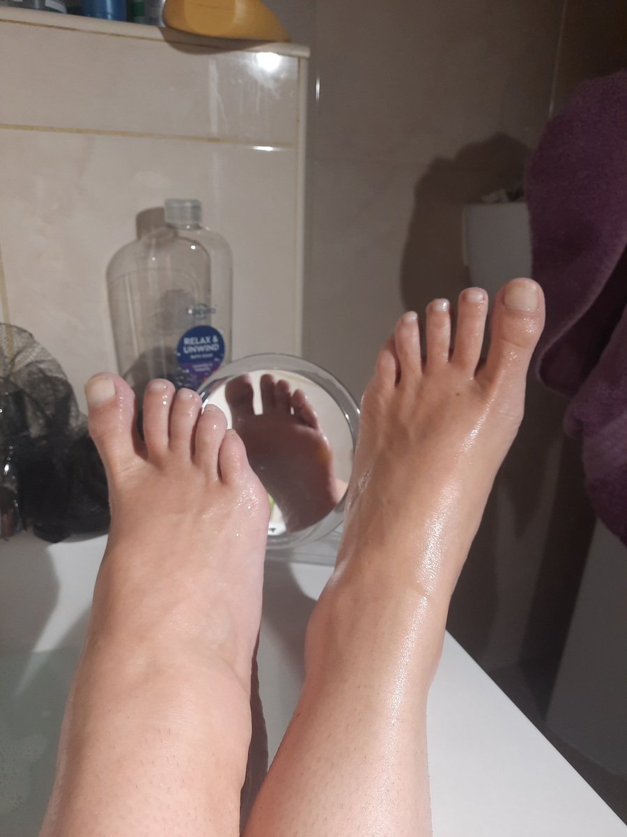 Rockstarrpinky's tweet photo. Bathtime!!!! Getting ready to play......hope someone is coming to worship me! We can play by your rules or we can play by mine?! 👣🖤💲

Feet, toes, footfettish. https://t.co/sxffGzVXPF