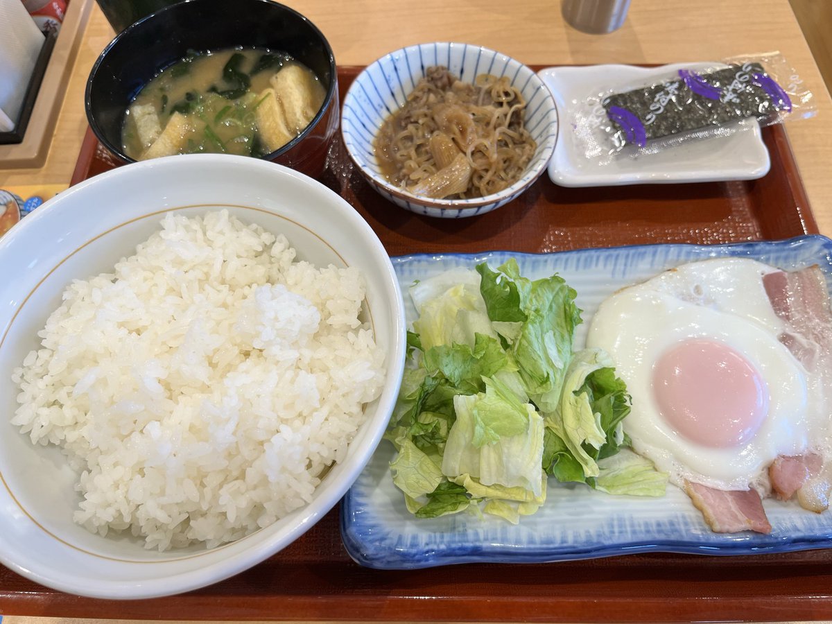 GRN_gurume0's tweet photo. #今の札幌
穏やかな朝だ。
湖が凍った様な空。
日曜日は車も人も少なくて、
静かで清々しい。

・・・。

早く起きすぎた😅

時間持て余したので昨日に引き続き #なか卯 で朝ごはん650円🍚

#ゴールドラッシュ南郷通店
#ベーコンエッグ
#秋の交通安全始まるね https://t.co/Ispu75bpwq