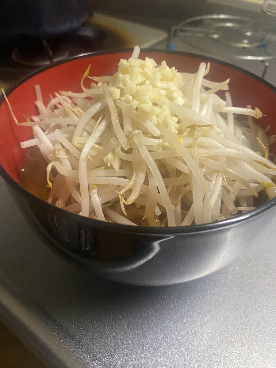 shinchang502's tweet photo. ここのメーカーのつけ麺が安くて美味しいのでよくお世話になってるんだが豚ラーメン…だと？
もやしとニンニク足しても¥500以下でこのボリューム
神すぎるだろ！ https://t.co/CgeDAq8Mpg
