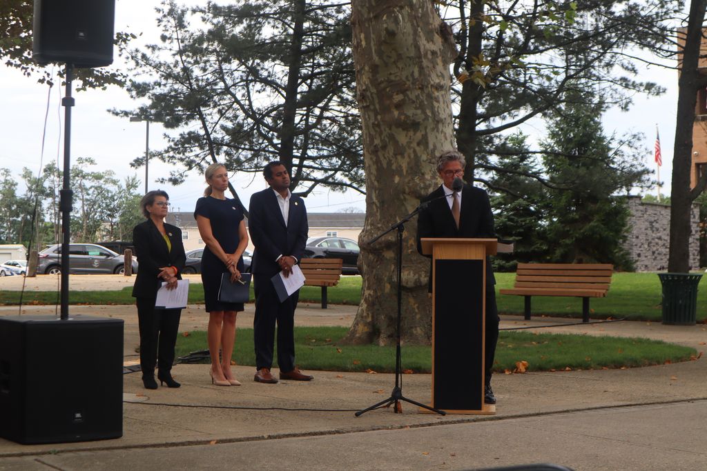 vingopal's tweet photo. We partnered with the The City of Long Branch, NJ for our Annual 9/11 Service. Hundreds of local residents, area Mayors and elected officials from Ocean Township, Eatontown, Tinton Falls, Deal, Allenhurst, Loch Arbour, Monmouth Beach, Sea Bright and West Long Branch came out to pay their respects to those who were killed 25 years ago.

We honor the victims, their families, and the survivors who carry that day with them still. We remember the firefighters, police officers, and EMTs who gave everything. We remember the passengers of Flight 93, whose courage prevented an even greater tragedy. And we recommit ourselves to the unity and resilience that defined the days that followed, a spirit of neighbor helping neighbor that this country, and this state, showed the world.

To every Monmouth County family who lost someone that day: we carry your loss with you. We will never forget.

@longbranchfire 
@LongBranchPD