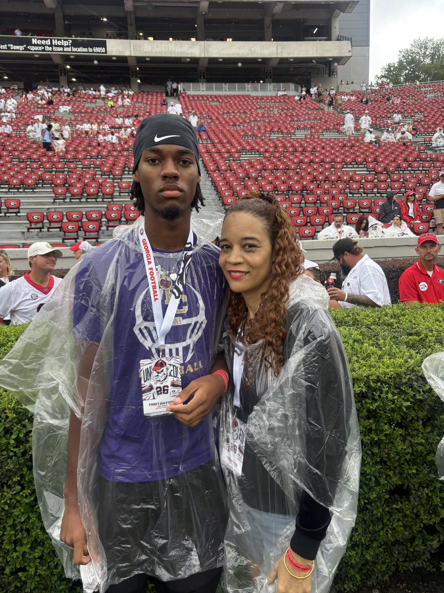 T3GonShine's tweet photo. I had a great time at UGA today! Thank you for the hospitality you’ve given me and my family. @RecruitGeorgia @ECHSrecruits @griffindavisuga @MattDeBary @RTerrellUGA https://t.co/U614tAhRo2