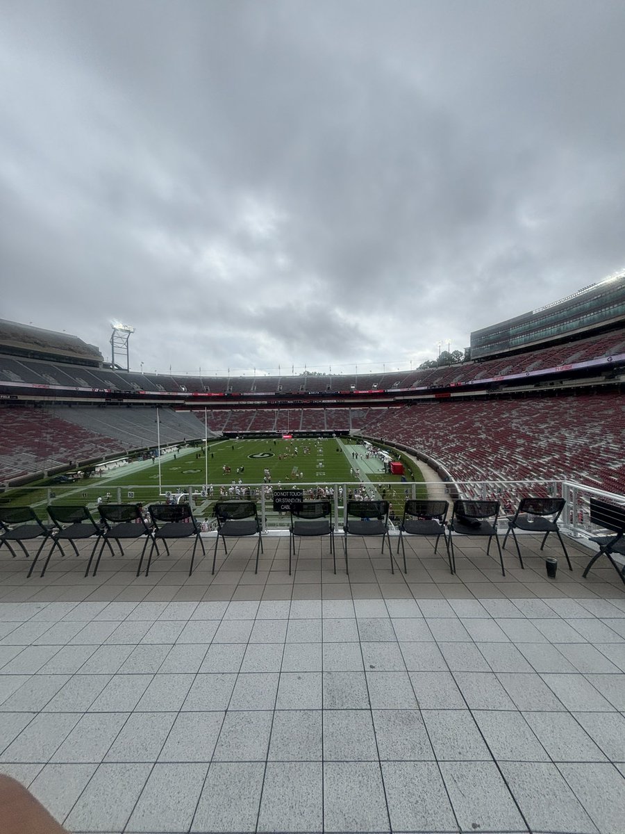 T3GonShine's tweet photo. I had a great time at UGA today! Thank you for the hospitality you’ve given me and my family. @RecruitGeorgia @ECHSrecruits @griffindavisuga @MattDeBary @RTerrellUGA https://t.co/U614tAhRo2