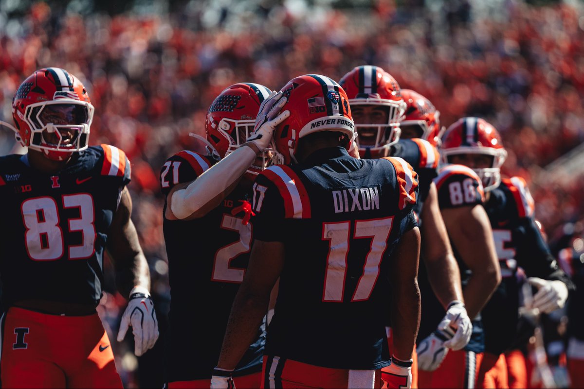 B1Gfootball's tweet photo. 🔥 9 REC
🔥 135 YDs
🔥 3 TDs

WR Collin Dixon went OFF in the first half for @IlliniFootball 💥 https://t.co/06M4XvlHdi