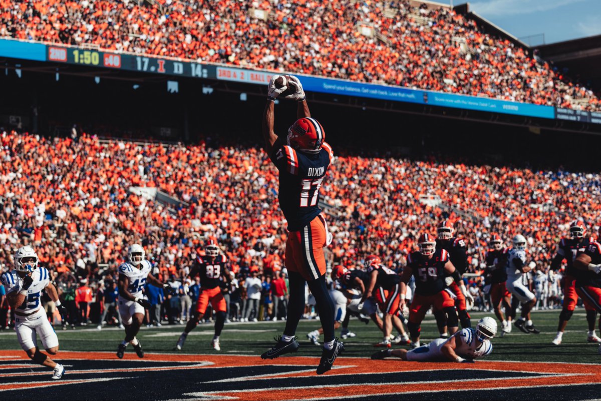 B1Gfootball's tweet photo. 🔥 9 REC
🔥 135 YDs
🔥 3 TDs

WR Collin Dixon went OFF in the first half for @IlliniFootball 💥 https://t.co/06M4XvlHdi