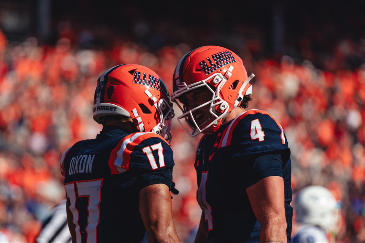 B1Gfootball's tweet photo. 🔥 9 REC
🔥 135 YDs
🔥 3 TDs

WR Collin Dixon went OFF in the first half for @IlliniFootball 💥 https://t.co/06M4XvlHdi