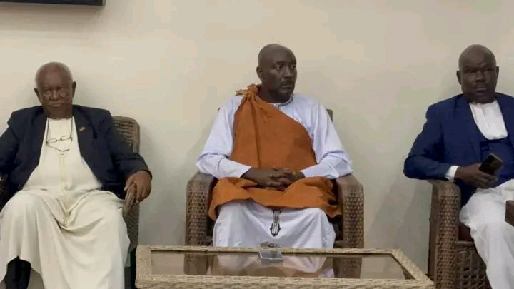 RealDarius2311's tweet photo. Happening Now!
Tooro new King Rukirabasaija Edward Kiijanangoma is now serving dinner to his subjects gathered in Buheesi at Muzei Isaiah Kalya’s home.
#TheSpy https://t.co/xdDdo5xic0