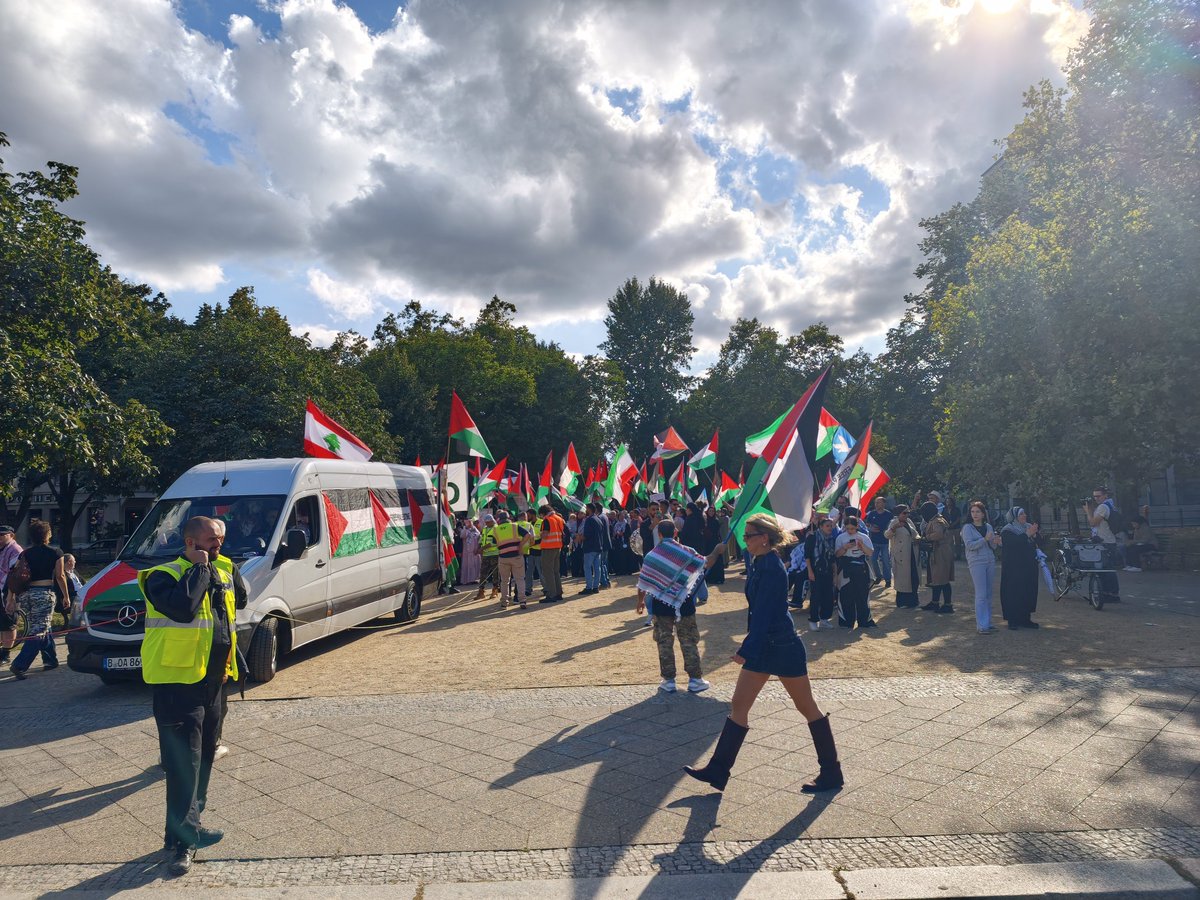 KaterHofmann's tweet photo. Berlin, Oranienplatz. #B1209 https://t.co/FTln6kJ5kT