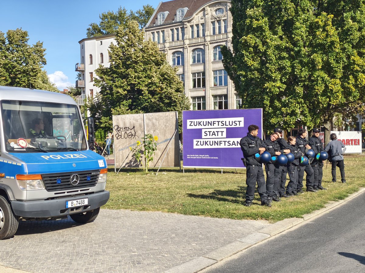KaterHofmann's tweet photo. Berlin, Oranienplatz. #B1209 https://t.co/FTln6kJ5kT