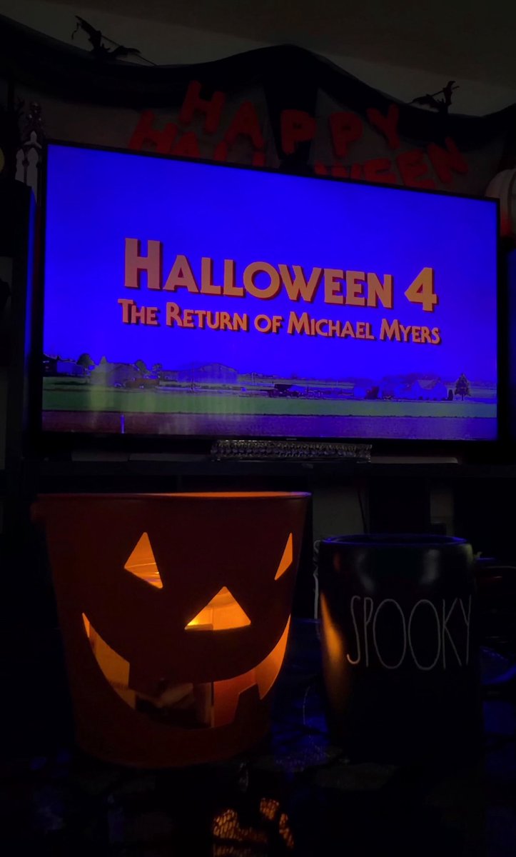 OrianaNichelle's tweet photo. it’s gloomy &amp; i put Halloween 4 🎃 https://t.co/rZIefBV4cs