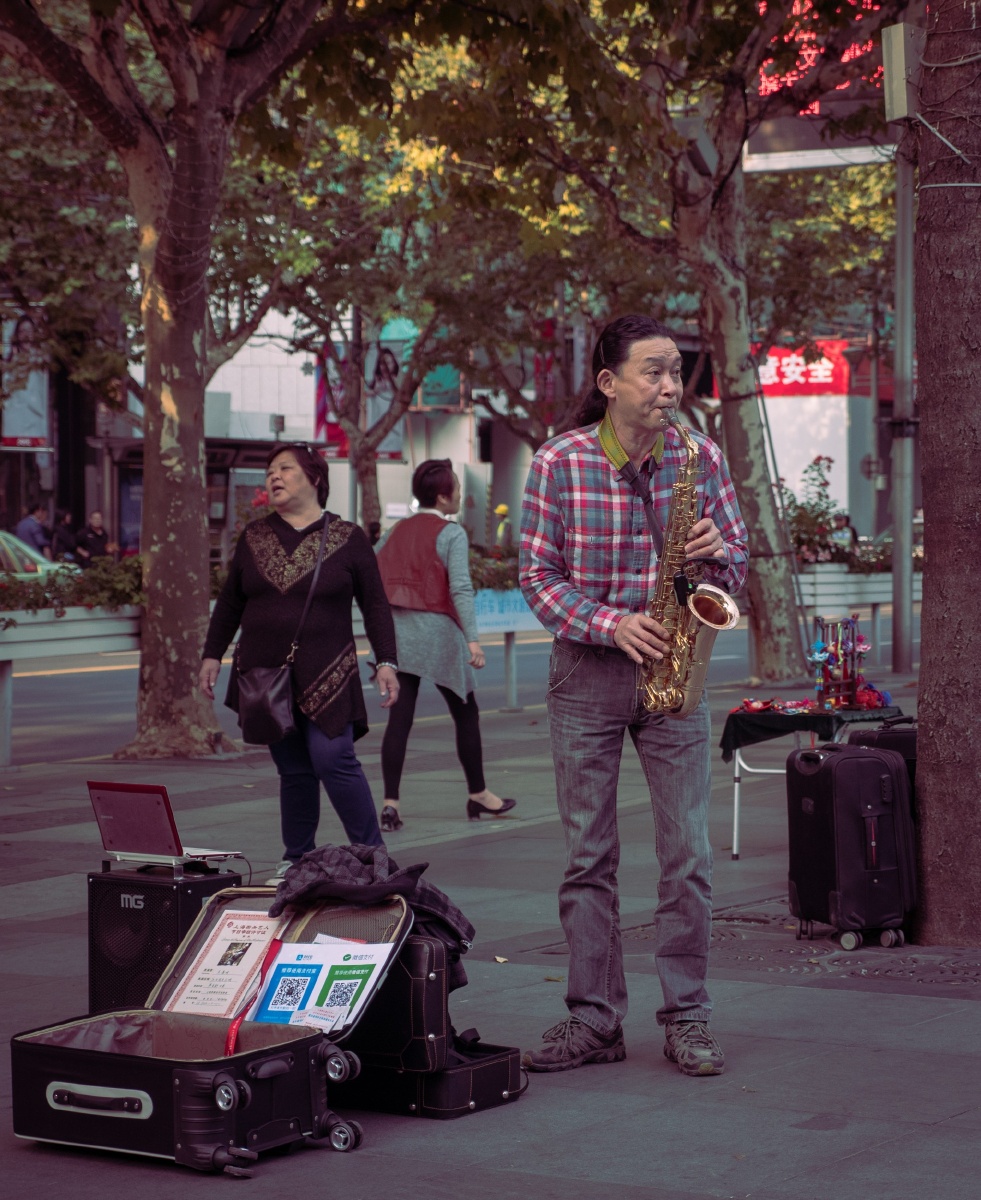 tilld730282's tweet photo. City morning buzz—coffee steam curling, strangers laughing at a street musician’s off-key beat. Small moments hit different. https://t.co/vC34TcNM6w