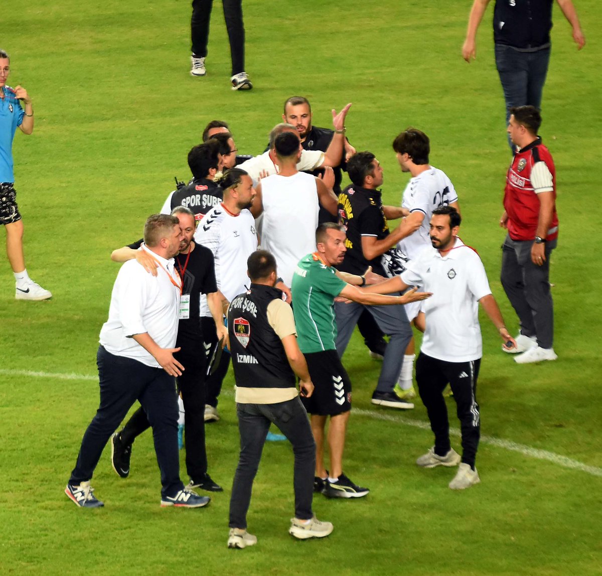 EgeEnginTV's tweet photo. 📸 Karşıyaka-Altay maçı sonrası Altaylı futbolcuların sahaya Altay bayrağı dikmesinin ardından Karşıyaka Başkanı Yiğit Tusder, zorlukla durduruldu. https://t.co/wEKqHkdyxw