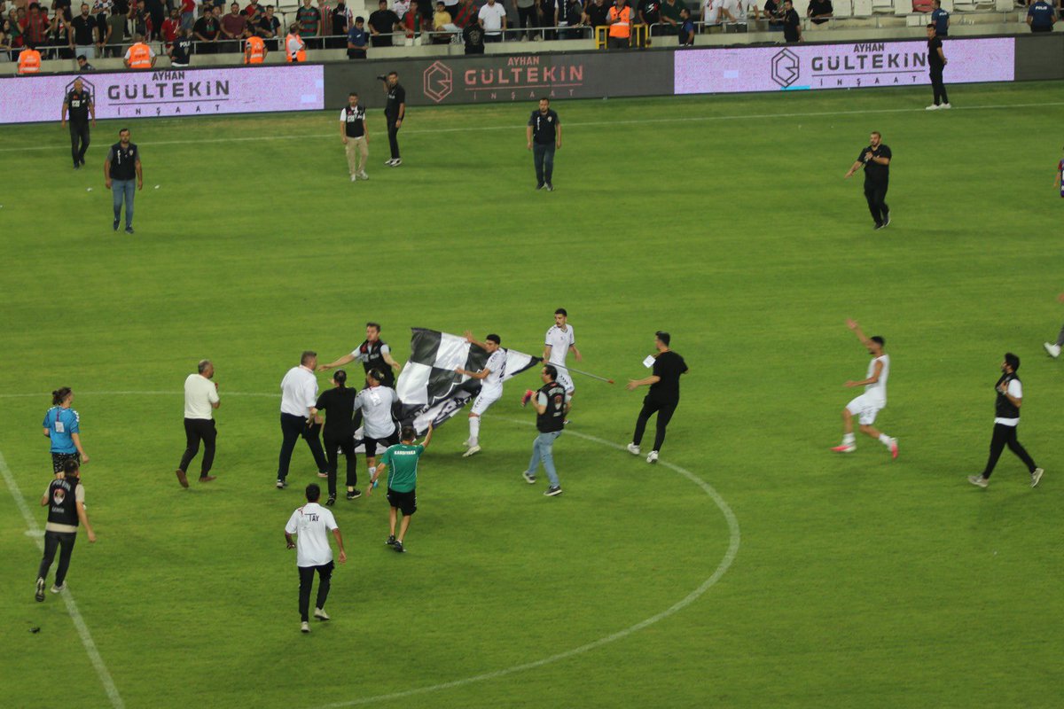 EgeEnginTV's tweet photo. 📸 Karşıyaka-Altay maçı sonrası Altaylı futbolcuların sahaya Altay bayrağı dikmesinin ardından Karşıyaka Başkanı Yiğit Tusder, zorlukla durduruldu. https://t.co/wEKqHkdyxw