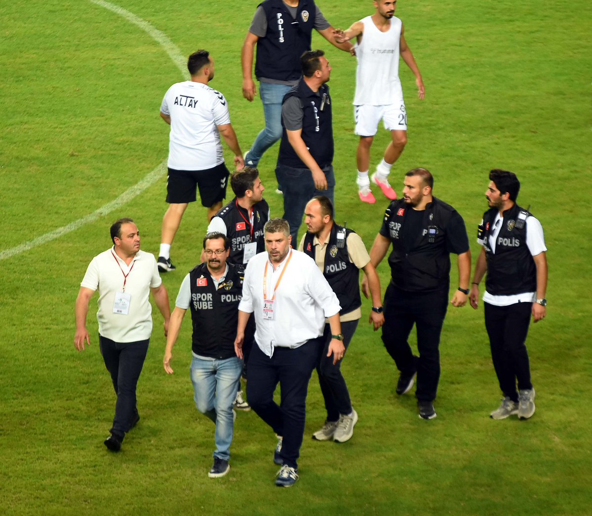 EgeEnginTV's tweet photo. 📸 Karşıyaka-Altay maçı sonrası Altaylı futbolcuların sahaya Altay bayrağı dikmesinin ardından Karşıyaka Başkanı Yiğit Tusder, zorlukla durduruldu. https://t.co/wEKqHkdyxw