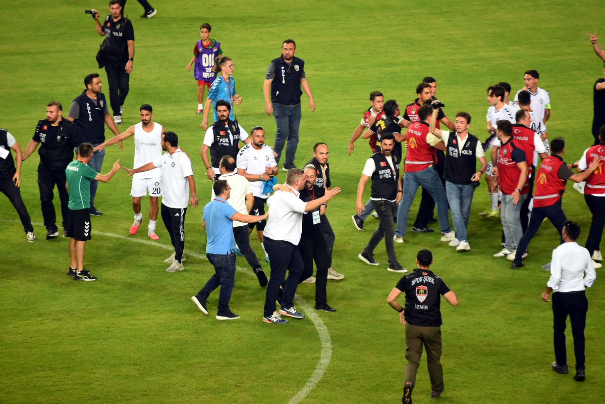 EgeEnginTV's tweet photo. 📸 Karşıyaka-Altay maçı sonrası Altaylı futbolcuların sahaya Altay bayrağı dikmesinin ardından Karşıyaka Başkanı Yiğit Tusder, zorlukla durduruldu. https://t.co/wEKqHkdyxw