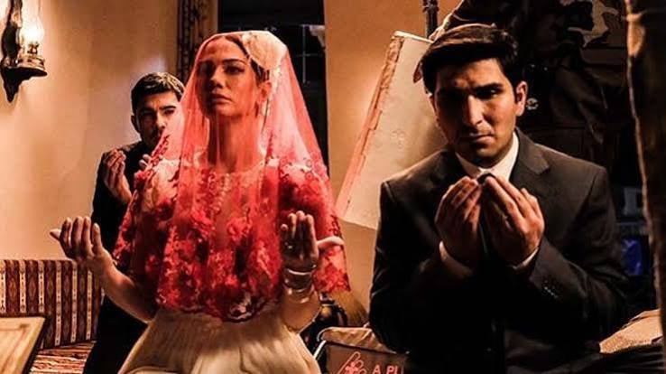 filmhafizasi's tweet photo. Cinlerin Düğünü filminden ilk fragman yayınlandı. Daha önce çektiği ikinci uzun metraj filmi Okul Tıraşı ile hem ulusal hem de uluslararası festivallerde adından söz ettiren yönetmen Ferit Karahan bu sefer daha iddialı bir şekilde dönüyor. https://t.co/tJzWK4RlnB https://t.co/RGLVrIRyVm