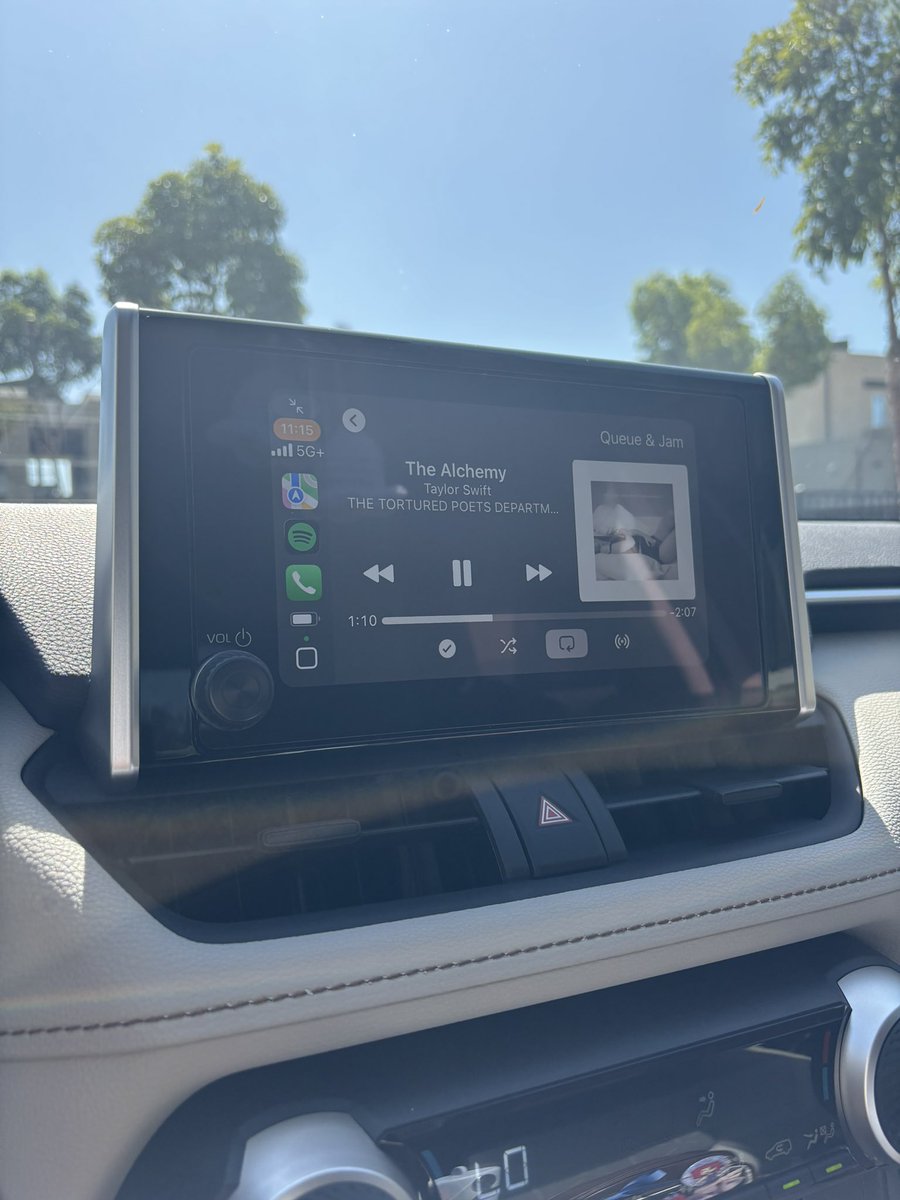valkyminaa's tweet photo. listening to ttpd on the way bc this whole album reminds me of chattycups &amp; that era 😭🤍 https://t.co/jaOOn4fbol