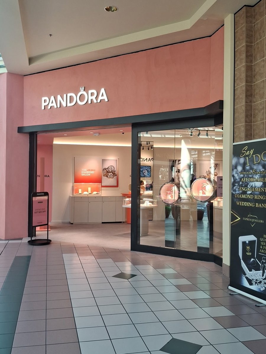 GreeceRidge's tweet photo. Pandora opened their newest store today at the Mall at Greece Ridge! Located across from the Food Court. https://t.co/cVSaBF3yc9