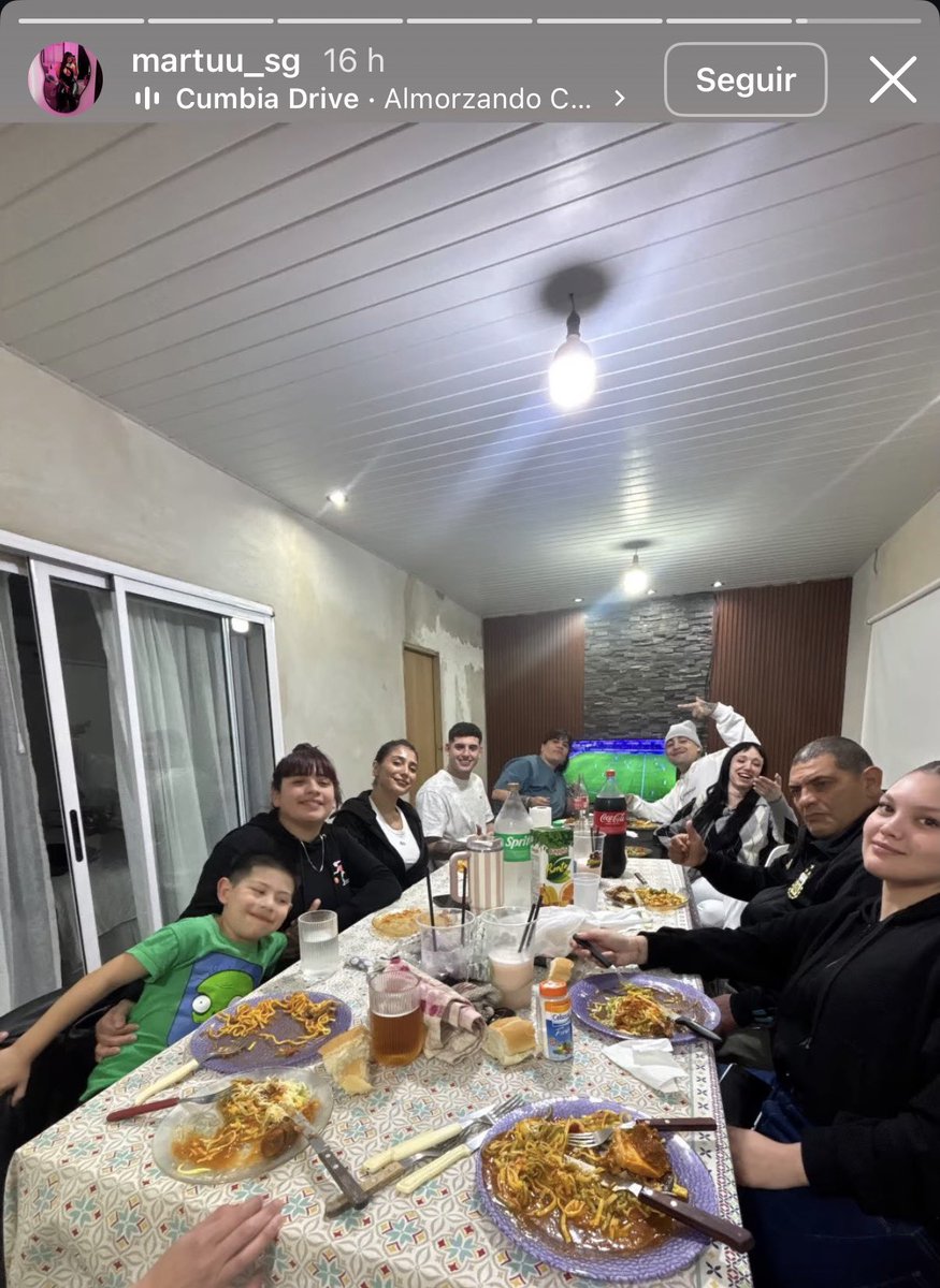 fedeflowersok's tweet photo. Éste es el claro ejemplo de que la Joaqui con Tiago se anima hacer cosas que con LuckRa nunca lo hizo. Enamoradisima. https://t.co/3Vo9uqJiEX