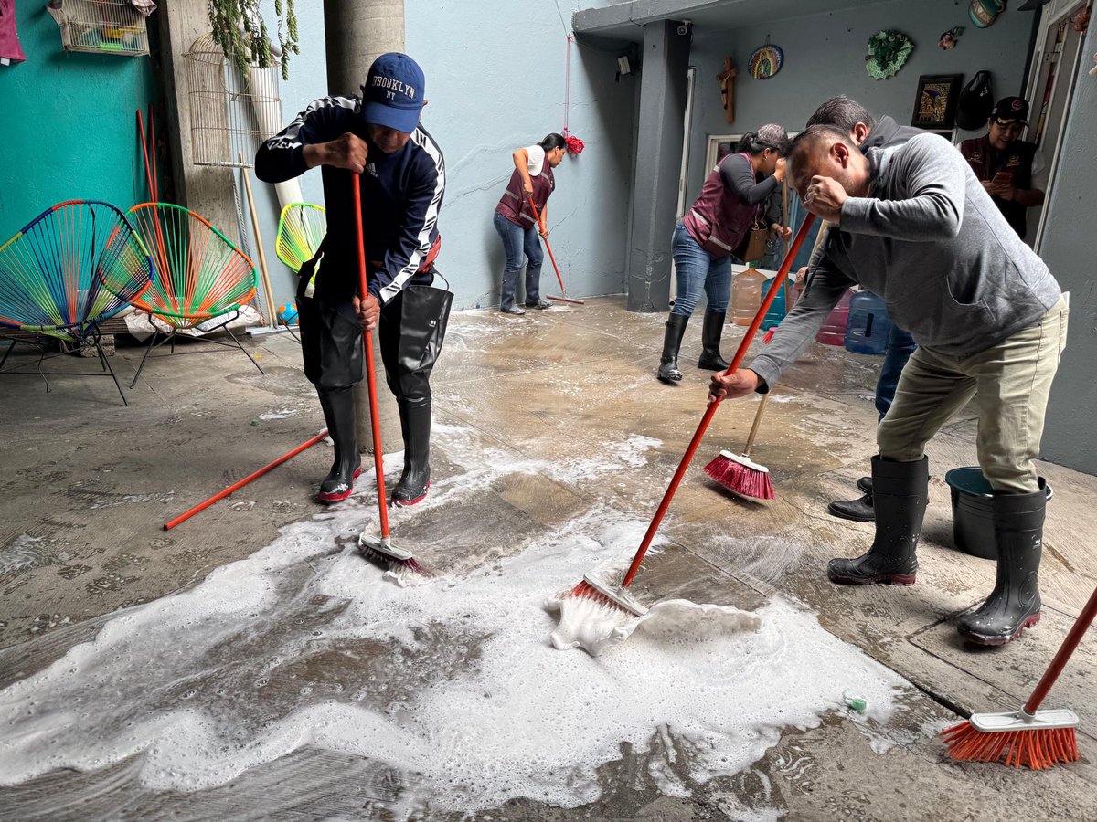 bereheca's tweet photo. 🌧️ Seguimos trabajando sin descanso en las colonias afectadas por las fuertes lluvias, acompañando a nuestras vecinas y vecinos en la limpieza de sus casas, calles y espacios comunes.

Agradezco profundamente el respaldo del Gobierno de la Ciudad de México y del secretario de Gestión Integral del Agua, José Mario Esparza Hernández, así como el esfuerzo de todas y todos los compañeros que se han sumado a estas labores.

Seguiremos en territorio, casa por casa, hasta avanzar en la recuperación de nuestras comunidades. Aquí estamos y aquí seguimos, cerca de nuestra gente. ❤️🤝

#Tláhuac #EnTerritorio #JuntasYJuntosLoEstamosLogrando